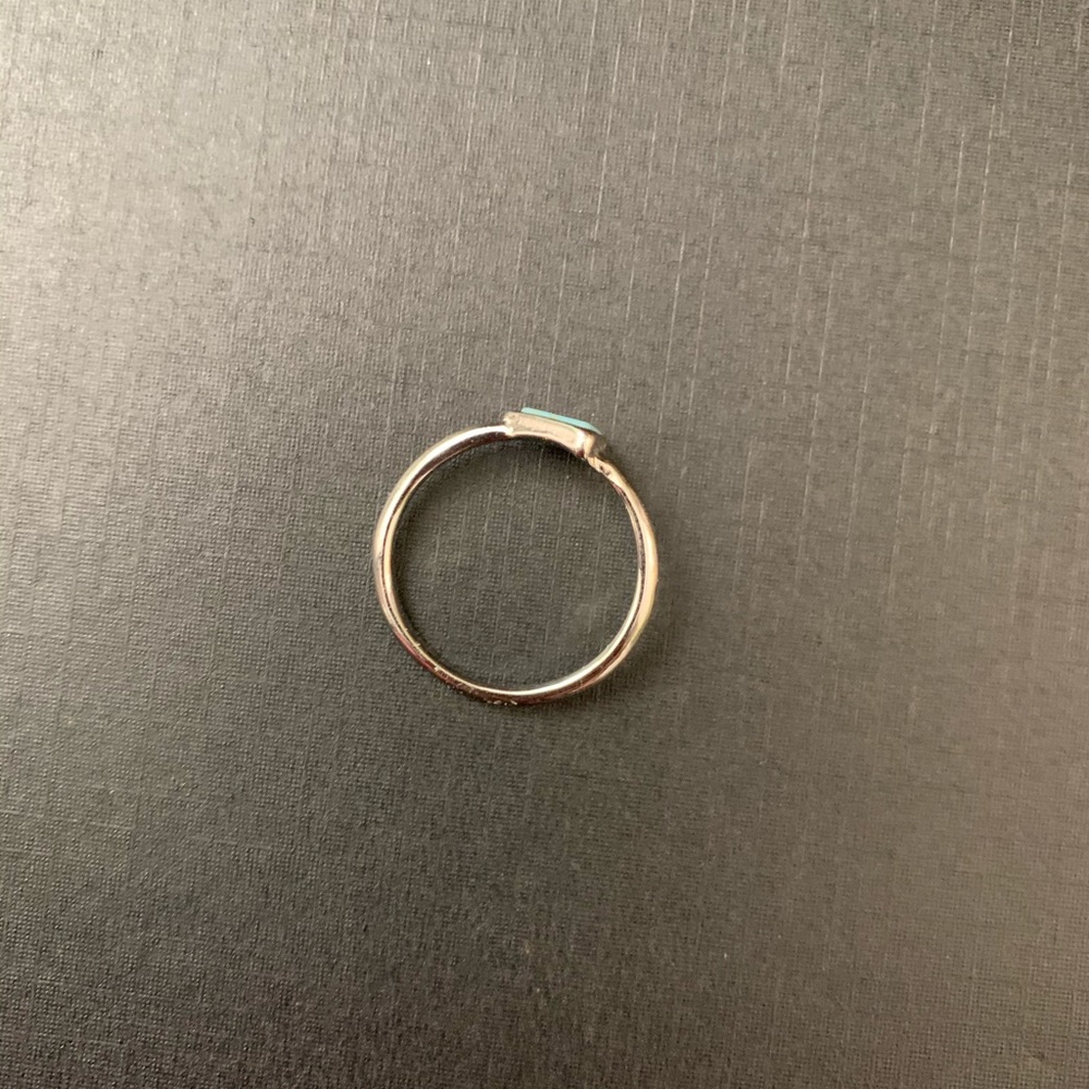 Adorable triangle ring - Picture 3 of 4